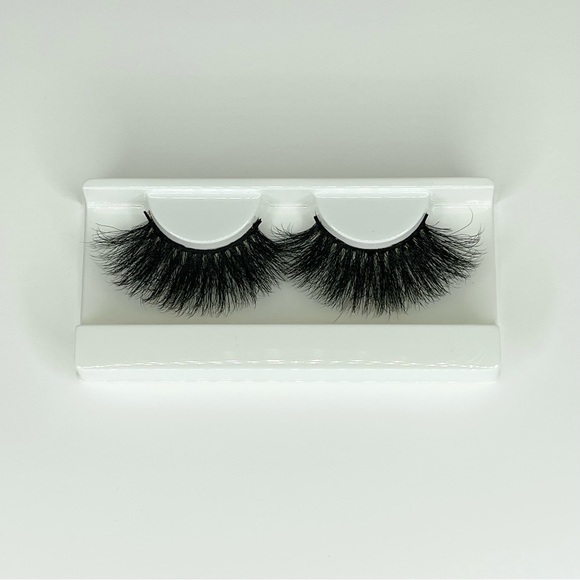 QUEEN LASHES - Picture 1 of 2